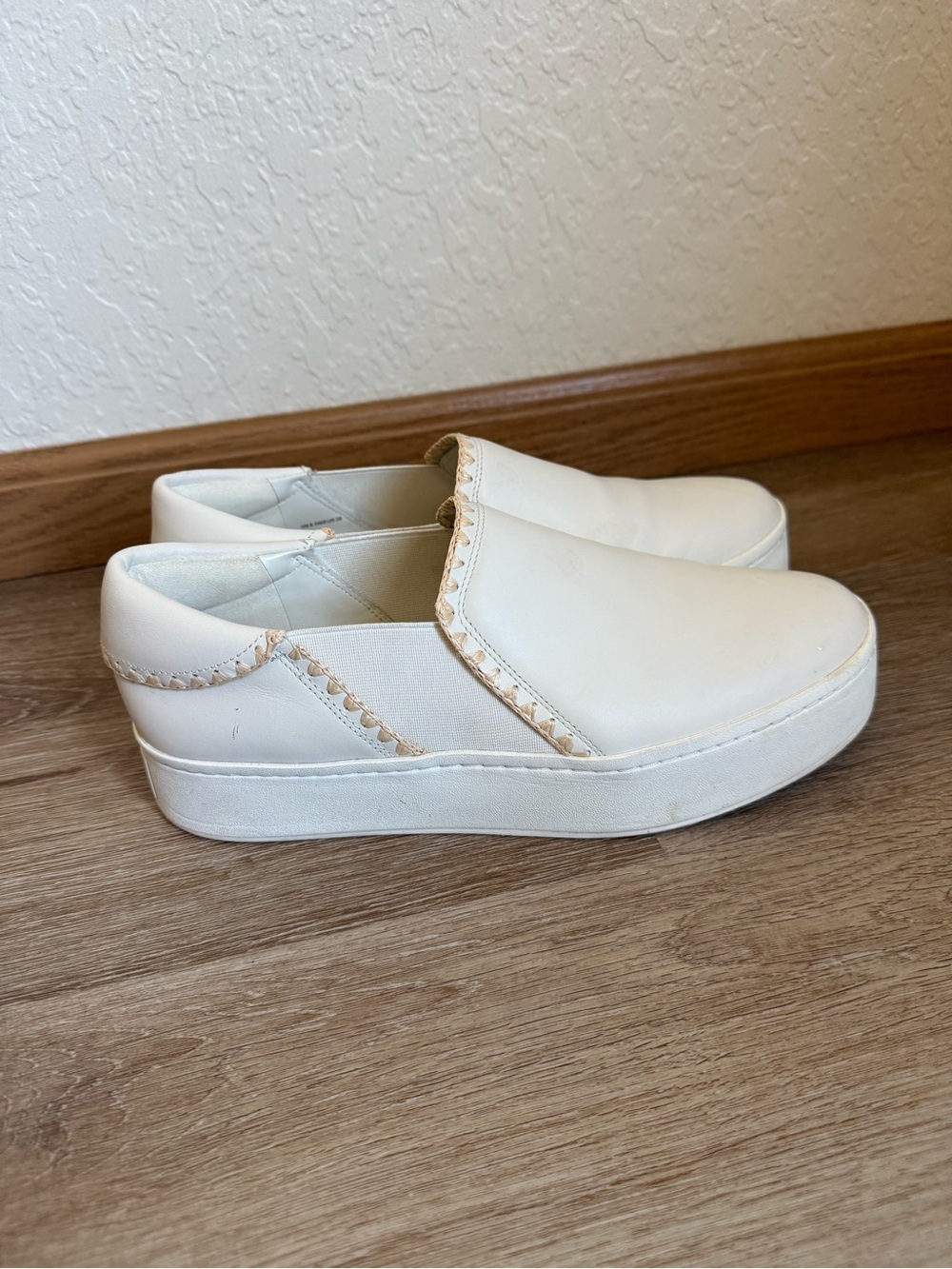 Vince Warren Raffia Trim White Womens Size 8.5 Leather Summer Slip On Shoes